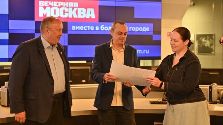 На фото слева направо: генеральный директор АО «Редакция газеты «Вечерняя Москва»» Георгий Рудницкий, главный редактор «ВМ» Александр Шарнауд Шарнауд и специальный корреспондент «ВМ» Мария Раевская