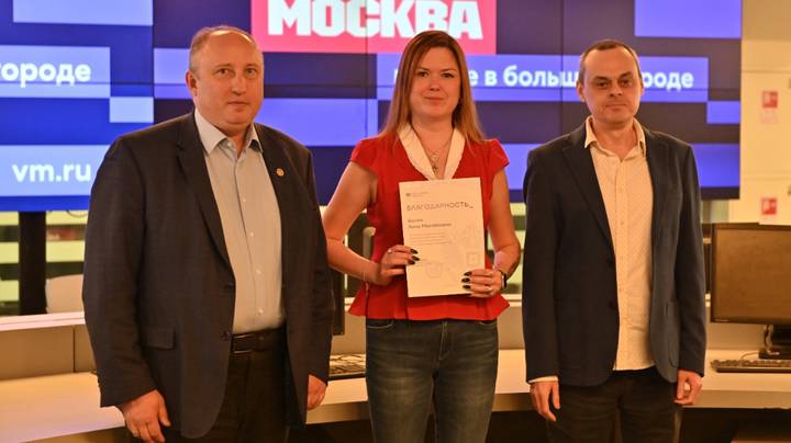 На фото слева направо: генеральный директор АО «Редакция газеты «Вечерняя Москва»» Георгий Рудницкий, главный редактор «ВМ» Александр Шарнауд Шарнауд и шеф-редактор вечернего выпуска «ВМ» Анна Балюк 