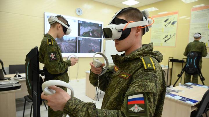 Курсант Военно-инженерной академии имени Д. М. Карбышева Петр Калмыцкий тренируется на VR-симуляторе «Кибер-сапер» в Международном центре разминирования