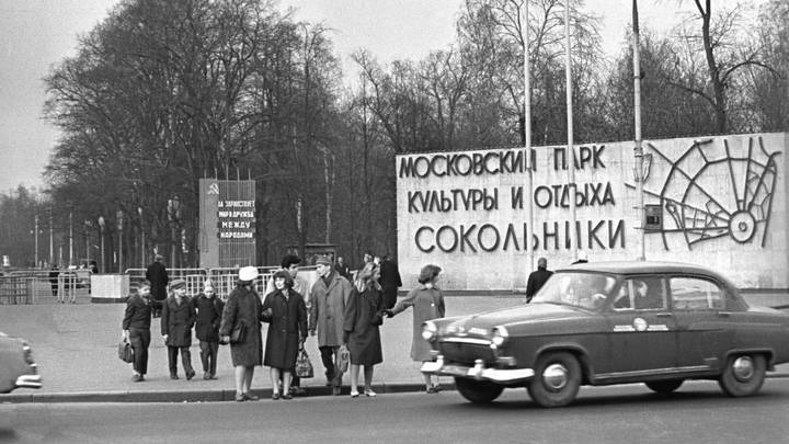 Москвичи гуляют возле парка «Сокольники»