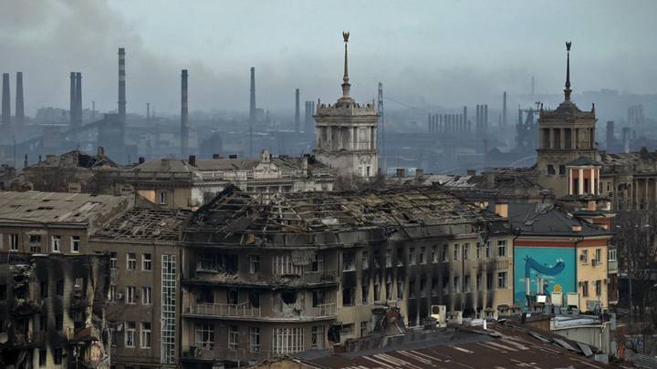 Вид Мариуполя в сторону металлургического комбината «Азовсталь», на территории которого еще остаются украинские националисты