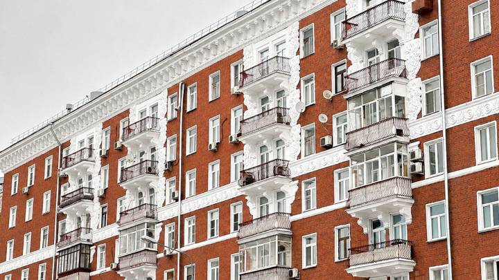 Дома с барельефами обновили в Москве в рамках программы капремонта