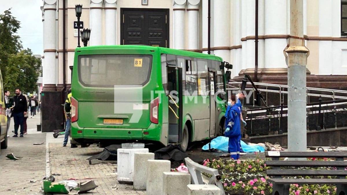 Three adults and a child died in a traffic accident in the center of Yekaterinburg