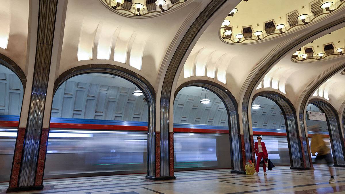 Интервалы движения увеличили на зеленой линии метро из-за человека на путях
