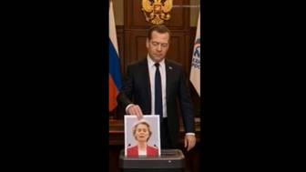 Медведев в День России опубликовал видео, на котором уничтожает фото политиков ЕС