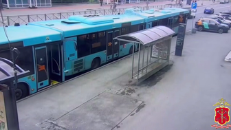 Водителя зажало между двумя автобусами в результате ДТП в Санкт-Петербурге