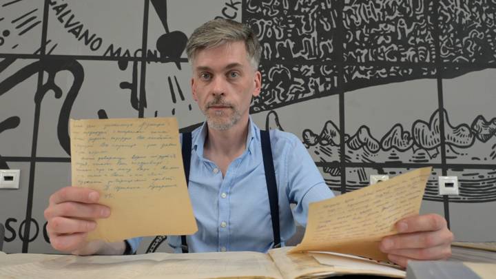 Руководитель Центра междисциплинарных исследований «Иностранки» Владимир Фролов показывает письма М.И. Рудомино
