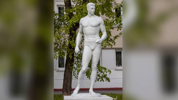 Отреставрированная скульптура «Физкультурник» на улице Маршала Василевского