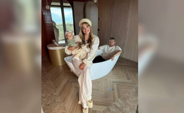 Анатолий Руденко показал фото с супругой Еленой Дудиной и подросшим сыном