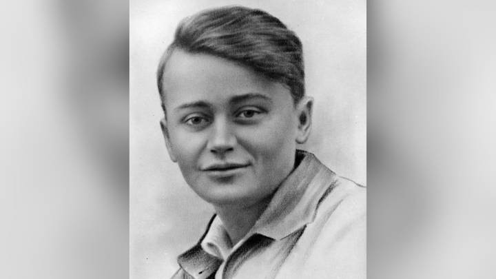 Олег Кошевой выглядел образцовым советским юношей