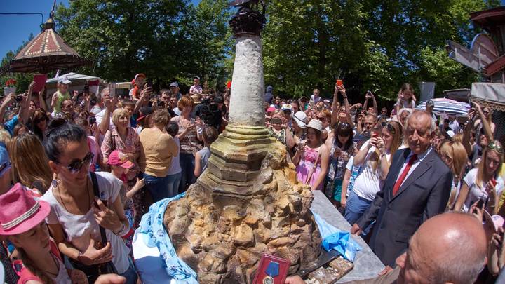 Мороженое весом 200 килограммов в форме Памятника затопленным кораблям