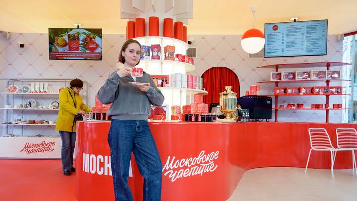 Посетительница павильона «Московское чаепитие» на Новом Арбате Карина Исмаилова