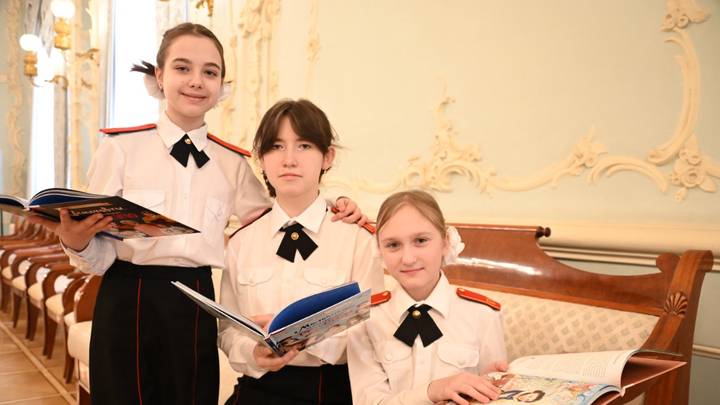 Школьницы Виктория Васильева, Алина Куковкина, Елизавета Матвеева