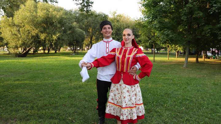 Участники ансамбля «Карусель» Артем Шубин и Алена Медведева