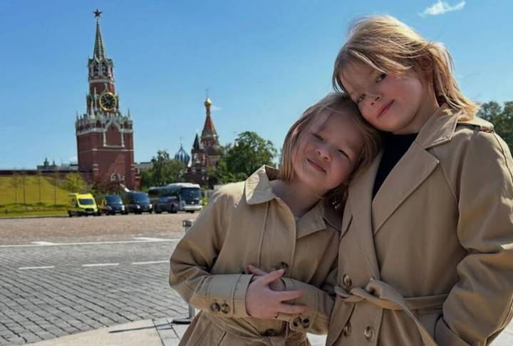Жена продюсера Константина Эрнста Софья опубликовала фото их дочерей