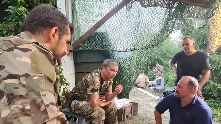 Актер Сергей Маховиков и режиссер Артем Артемов во время съемок российского фильма «Свои. Баллада о войне»