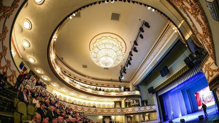 Зал Мариупольского драмтеатра открыли после реконструкции