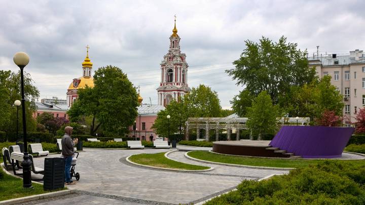Храм Великомученика Никиты на Старой Басманной напротив сада имени Баумана, территорию которого планируют благоустроить