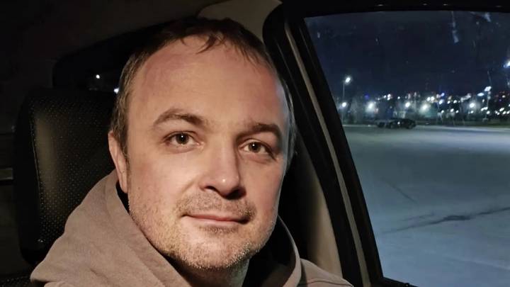 Водитель Алексей Рассадин прямо во время поездок сочиняет стихотворения и читает их своим пассажирам