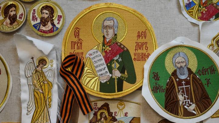Вглядитесь в это чудо! Вышитые иконы, заготовки для украшения облачения священника и церковные хоругви