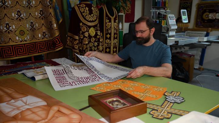 Денис Цуканов готовит эскизы для престола в алтарь. Машина может многое, но тут без человека точно не обойтись