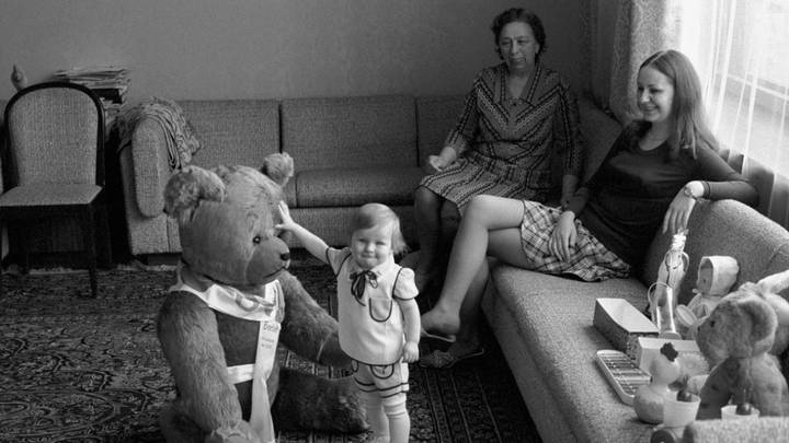 Супруга Брежнева Виктория Петровна (на дальнем плане), ее внучка Виктория Евгеньевна Филиппова (Милаева) и правнучка Галина Филиппова (1974)