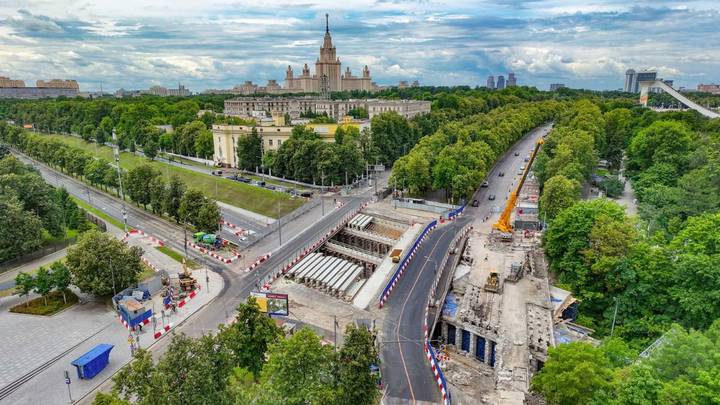 Во время проведения работ Воробьевский путепровод продолжает выполнять свою основную функцию
