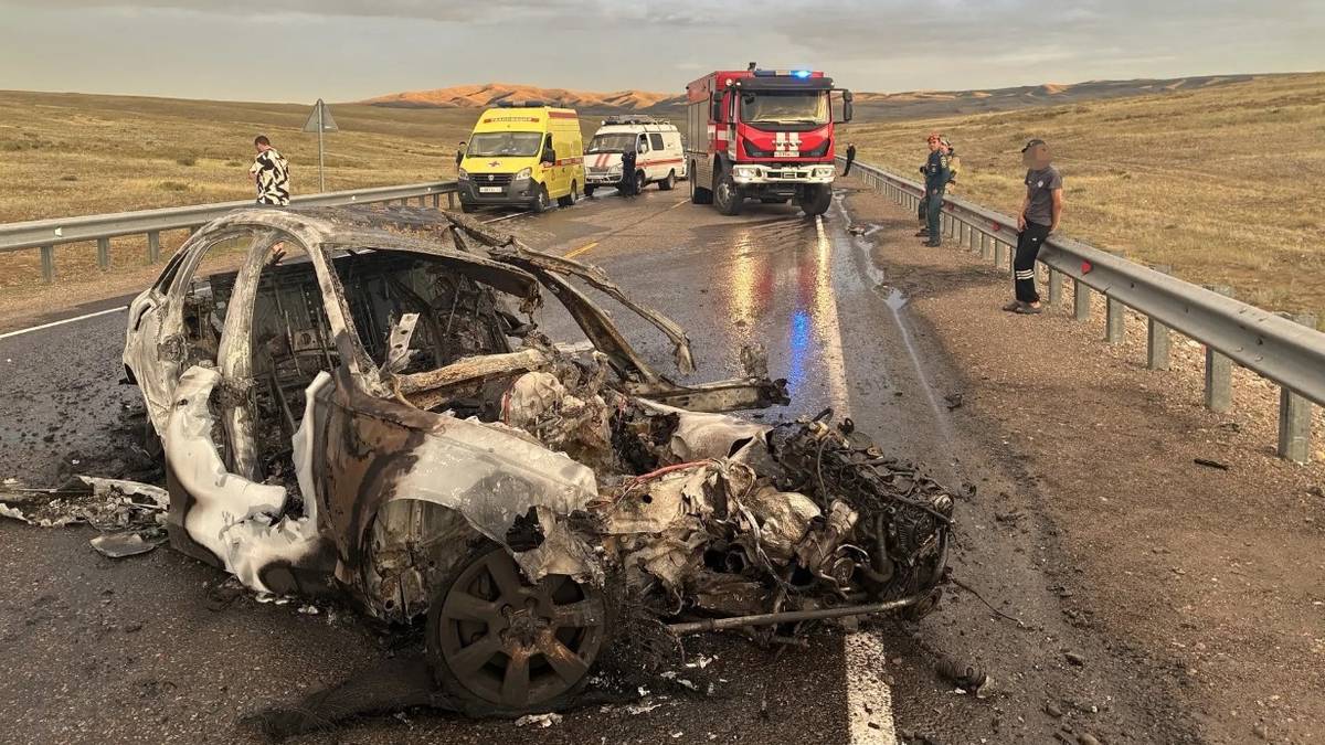 Автомобиль взорвался в результате ДТП с бензовозом в Туве