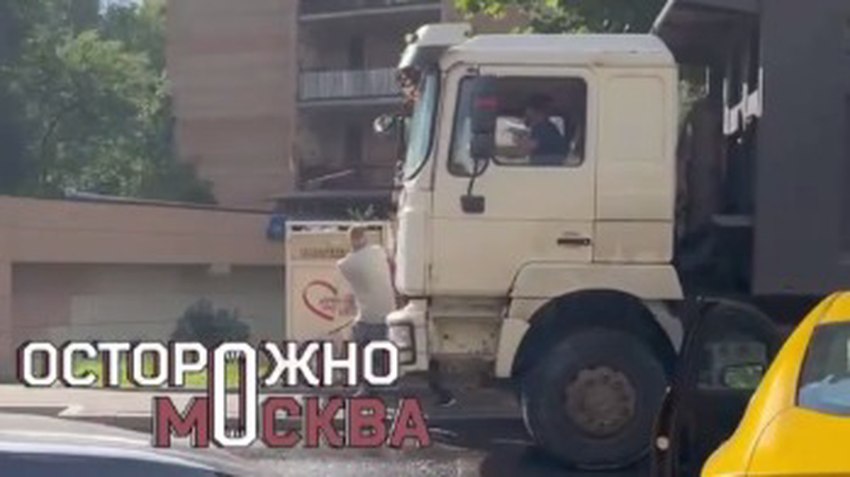 Водитель грузовика сорвал номера и скрылся после ДТП в Москве