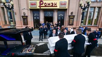 Гроб с телом артистки Жемчужной вынесли из театра «Ромэн» под аплодисменты
