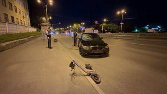 Подросток на электросамокате врезался в BMW и попал в реанимацию в Екатеринбурге