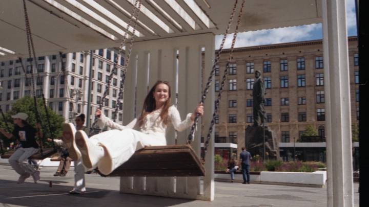 москвичка Мария Фомичева катается на качелях на Триумфальной площади