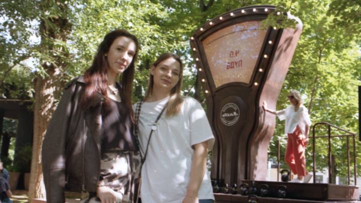 москвички Анастасия Комарова (слева) и Софья Осиневич на Тверском бульваре
