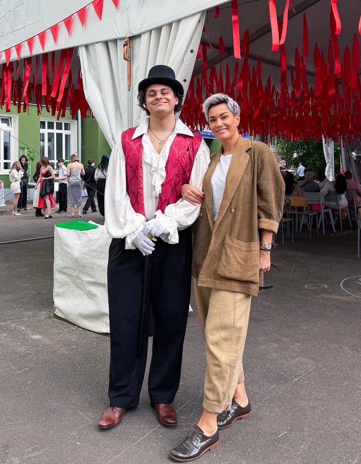 Жена Стаса Костюшкина показала фото с выпускного их 19-летнего сына