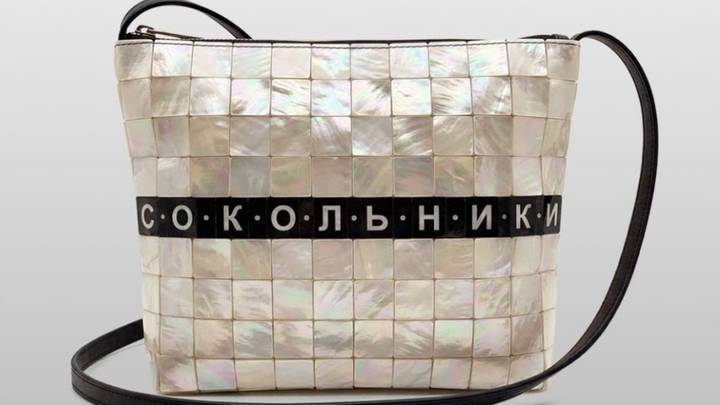 Дизайн каждого изделия напоминает вид путевой стены (той, что напротив платформы) соответствующей станции. «Коломенская» простегана так, что состоит из пухлых белых квадратиков