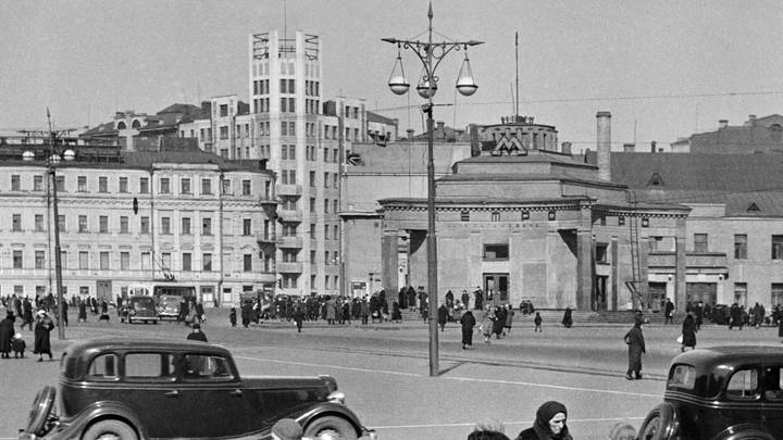 Арбатская площадь, справа от нее располагается вестибюль станции метро «Арбатская». Фото 1939 года