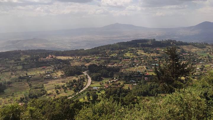 Панорама окраины Найроби — столицы Кении, где снималась большая часть сцен картины «Из Кении с любовью» 
