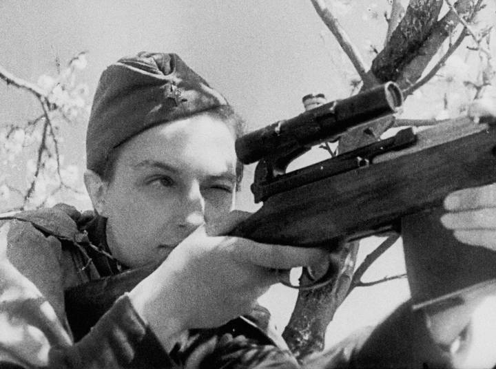 1 апреля 1942 года. Выдающаяся женщина-снайпер 25-й Чапаевской стрелковой дивизии Рабоче-крестьянской Красной армии Людмила Павличенко ведет прицельный огонь во время одного из боев периода обороны Севастополя и Битвы за Крым