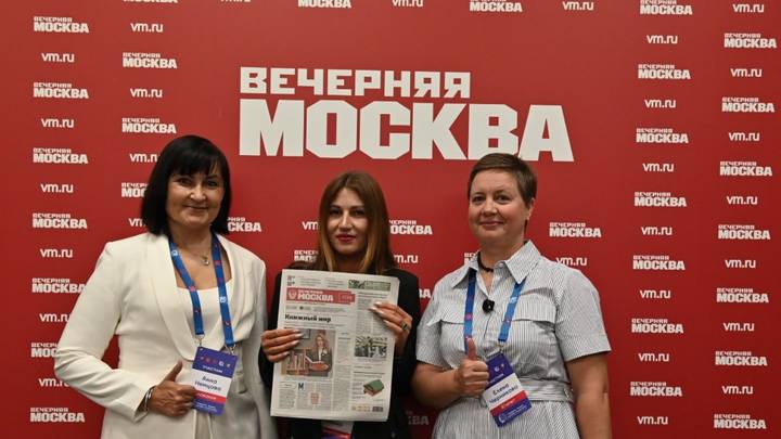 Участницы Международного конкурса «Говорим, пишем, думаем по-русски!»: Анна Немцова из Словакии, Яна Сакка из Приднестровья, Елена Черникова из Египта (слева направо)