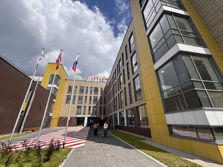 14 июля. Фасады школы оформили в теплой цветовой гамме.