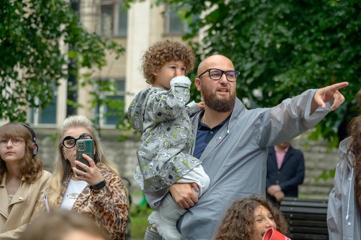 Зрителями и участниками парада в честь открытия Вахтанговского фестиваля становились даже дети