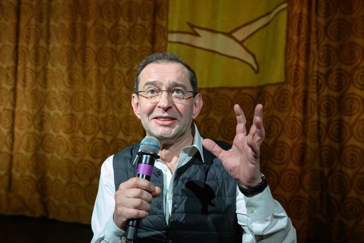 Константин Хабенский — обладатель карих глаз. Его можно назвать человеком с сильной волей.