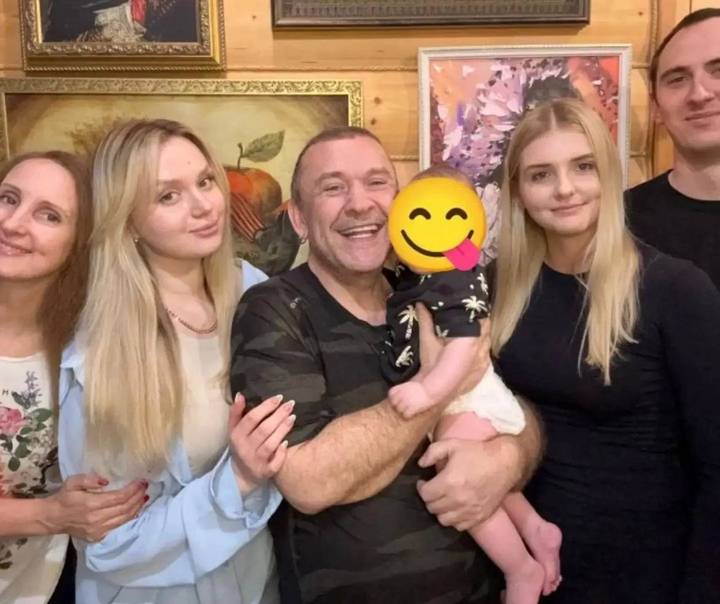 «Деду 53 года»: называвший себя бездетным Александр Морозов показал фото с внуком