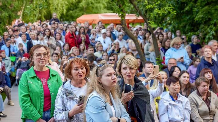 Послушай, как парки звучат: афиша летних концертов живой музыки на свежем воздухе