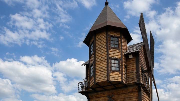 В парке «Луна» можно увидеть деревянные постройки в стиле Новгородской Руси и резные скульптуры из русских сказок