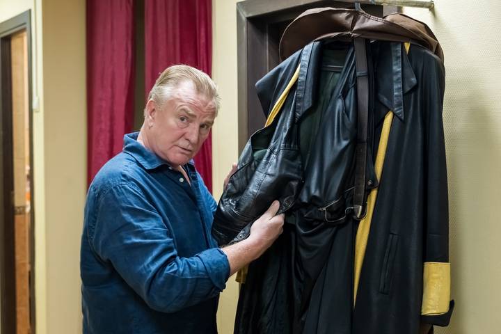 Евгений Бакалов у костюма, в котором он играет в спектакле