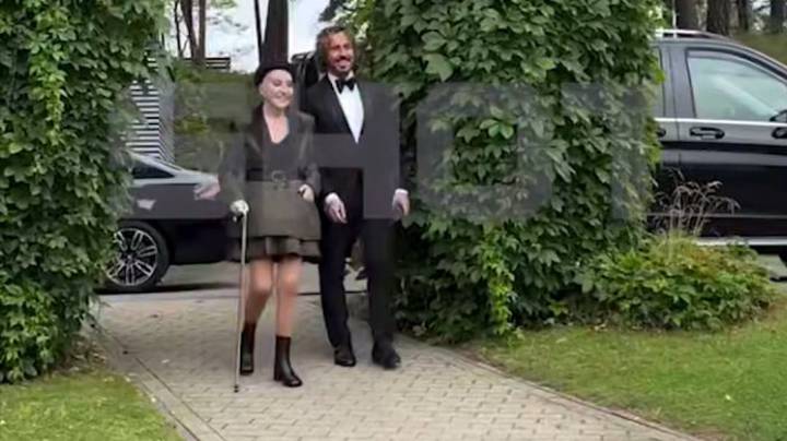 Дерзкая рокерша и нуарная героиня: в каких образах Пугачева была на фестивале в Юрмале