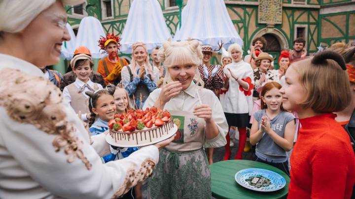 Коллеги- артисты поздравили Пелагею с 40-летием на съемочной площадке