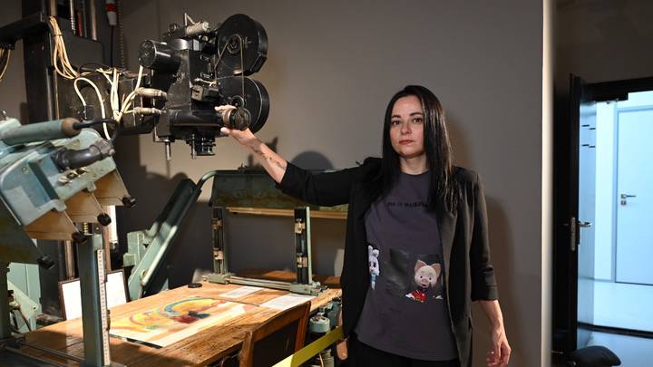 Сотрудник «Союзмультфильма» Марина Малыгина показывает киносъемочный мультстанок МФ-12 в Музее советской истории «Союзмультфильма»