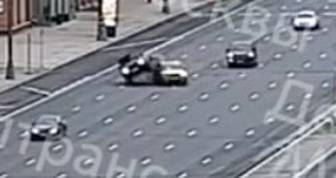 Mercedes перевернулся после столкновения с такси на Кутузовском проспекте: видео